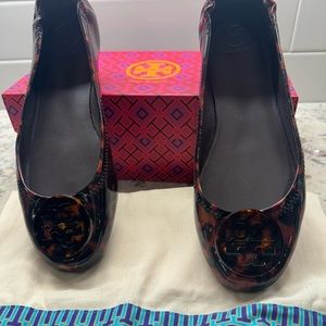 New in Box Tory Burch Tortoise Flats will dust bag.
